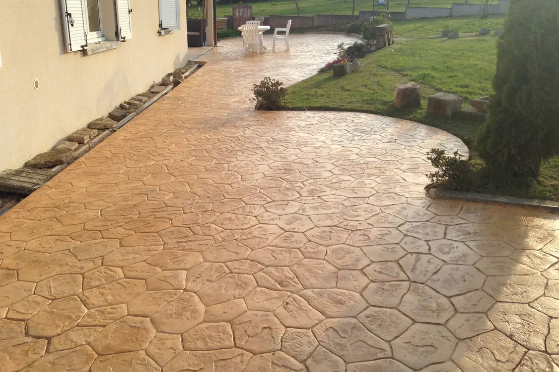 Jardín pavimentado con hormigón impreso Jardín pavimentado con hormigón impreso