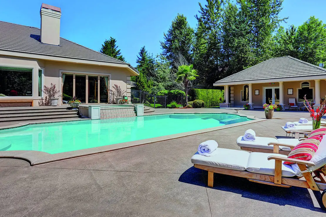 Casa con impresionante piscina empedrada con hormigón impreso Casa con impresionante piscina empedrada con hormigón impreso